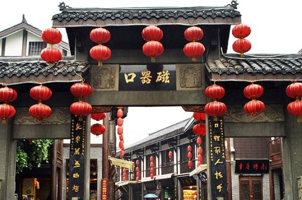 网红挑战“超辣”火鸡面,嘴巴都吃肿了,网友看后:差点信了!